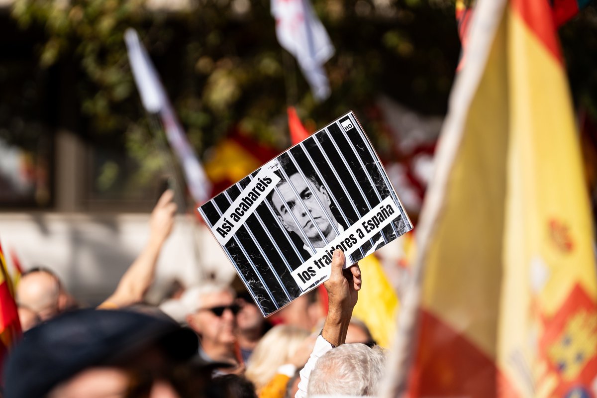 Des banderoles ont été affichées lors de la manifestation pour demander la démission de Sánchez :  Gouvernement, démission. Sánchez, en prison.   C'est ainsi que vous finirez, vous, traîtres à l'Espagne.