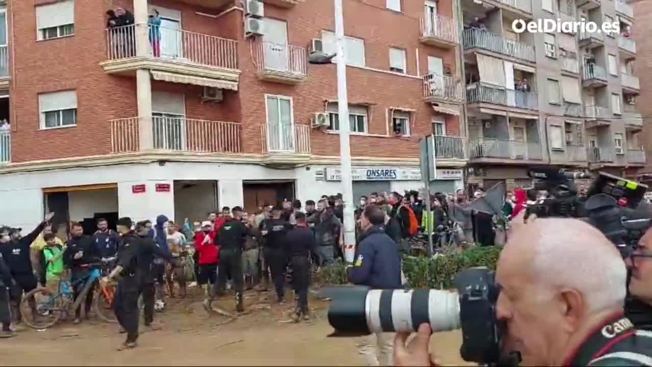 İspanya Kralı, geçen haftaki yıkıcı sellerden kötü etkilenen Valensiya'nın bir banliyösünde öfkeli protestocuların çamur atışlarıyla vuruluyor