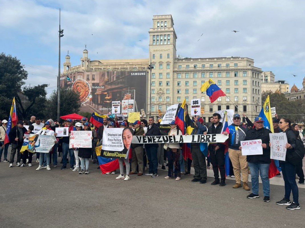 Venezuelans in Barcelona, Spain join the worldwide protest on 1-D and demand that the ICC issue arrest warrants against human rights violators in Venezuela