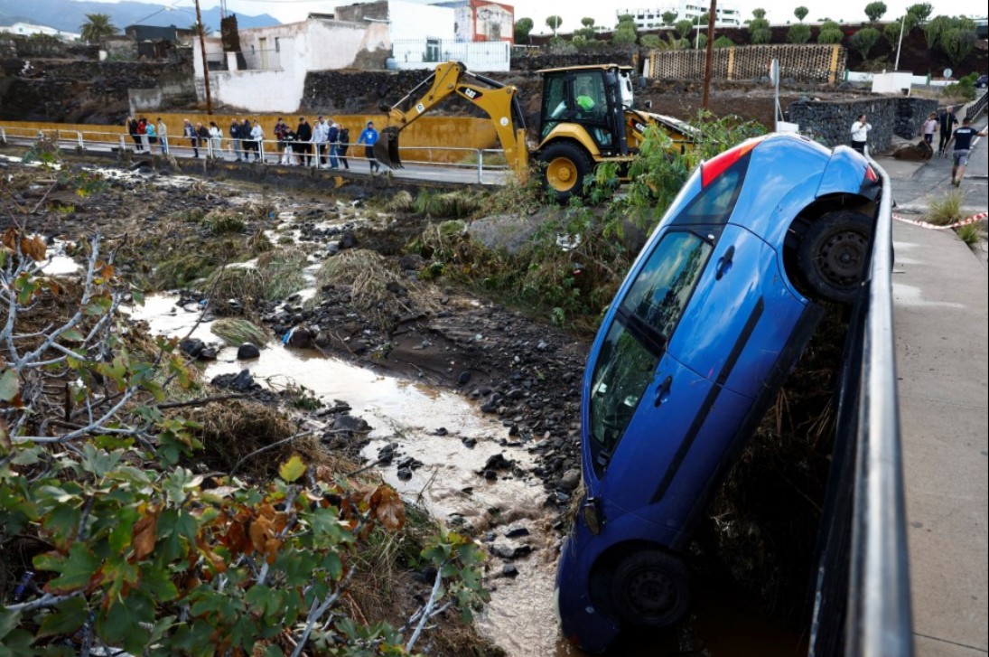 Auf den Kanarischen Inseln und insbesondere auf Gran Canaria fielen innerhalb weniger Stunden über 300 mm Regen, was zu verheerenden Überschwemmungen führte