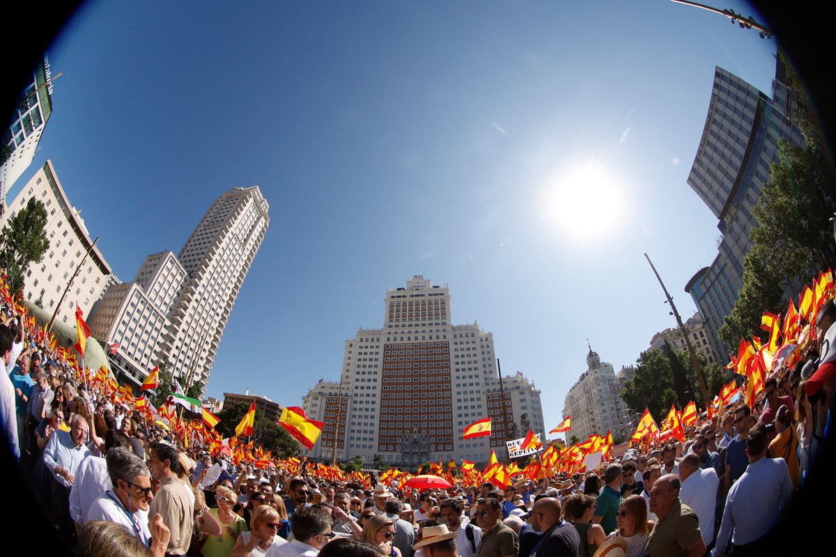 Mafia ou démocratie  : début à Madrid de la nouvelle manifestation du PP (Parti populaire) contre Pedro Sánchez