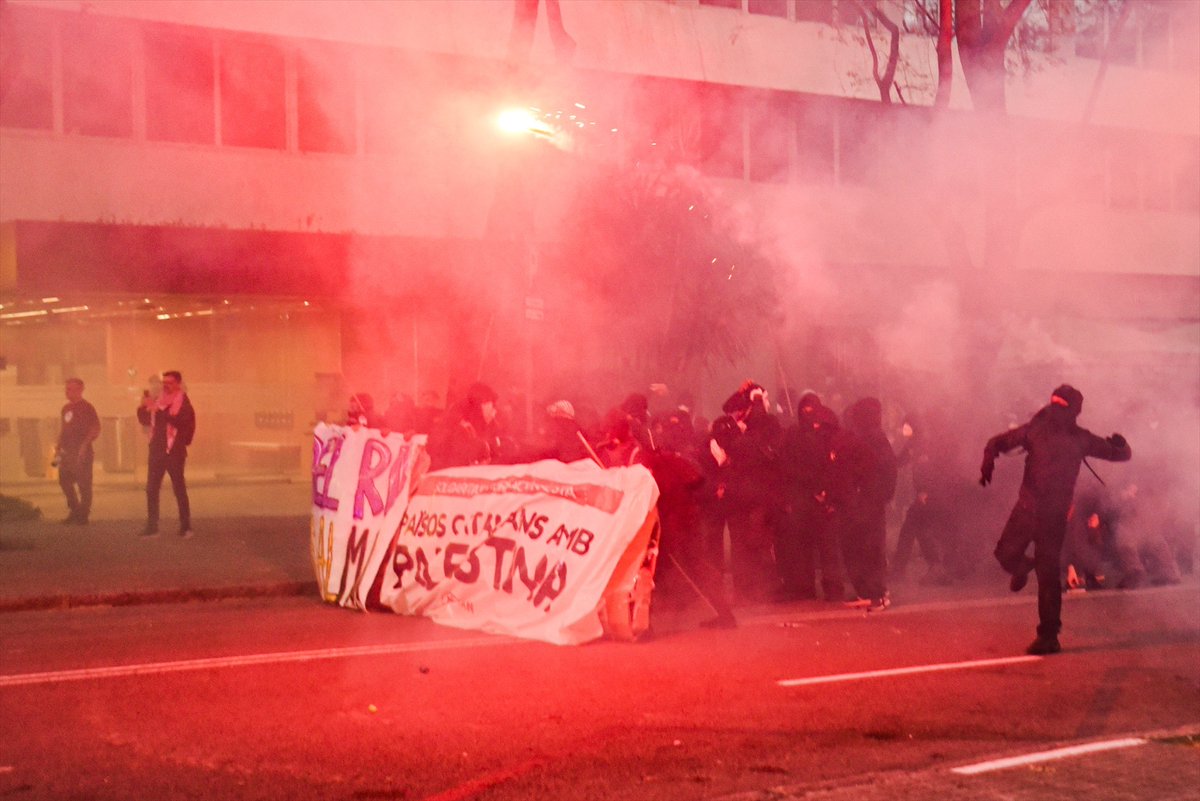 Unos 400 manifestantes en Barcelona por la Flotilla de Gaza: tensión frente al consulado de Israel con lanzamiento de objetos y cargas de los Mossos para dispersar la protesta